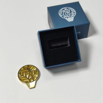 Scatola di imballaggio in carta personalizzata con accessori a nastro progettata per un'elegante confezione e differenziazione dei regali