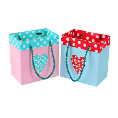 Scatola di imballaggio in carta di laminazione opaca con struttura pieghevole e vassoio interno in schiuma ideale per una presentazione sicura del prodotto